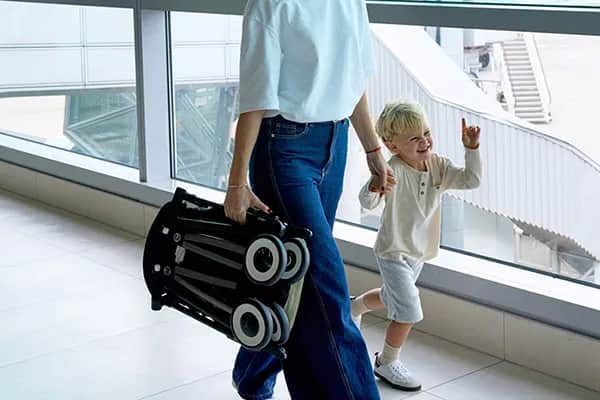 Spacerówka walizkowa: Jak wybrać idealną do podróży i miasta?