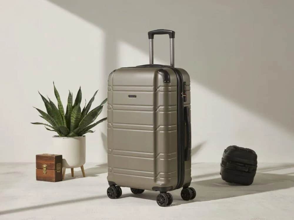 Jaki rozmiar walizki do samolotu? Wymiary, waga i jak nie przepłacić.