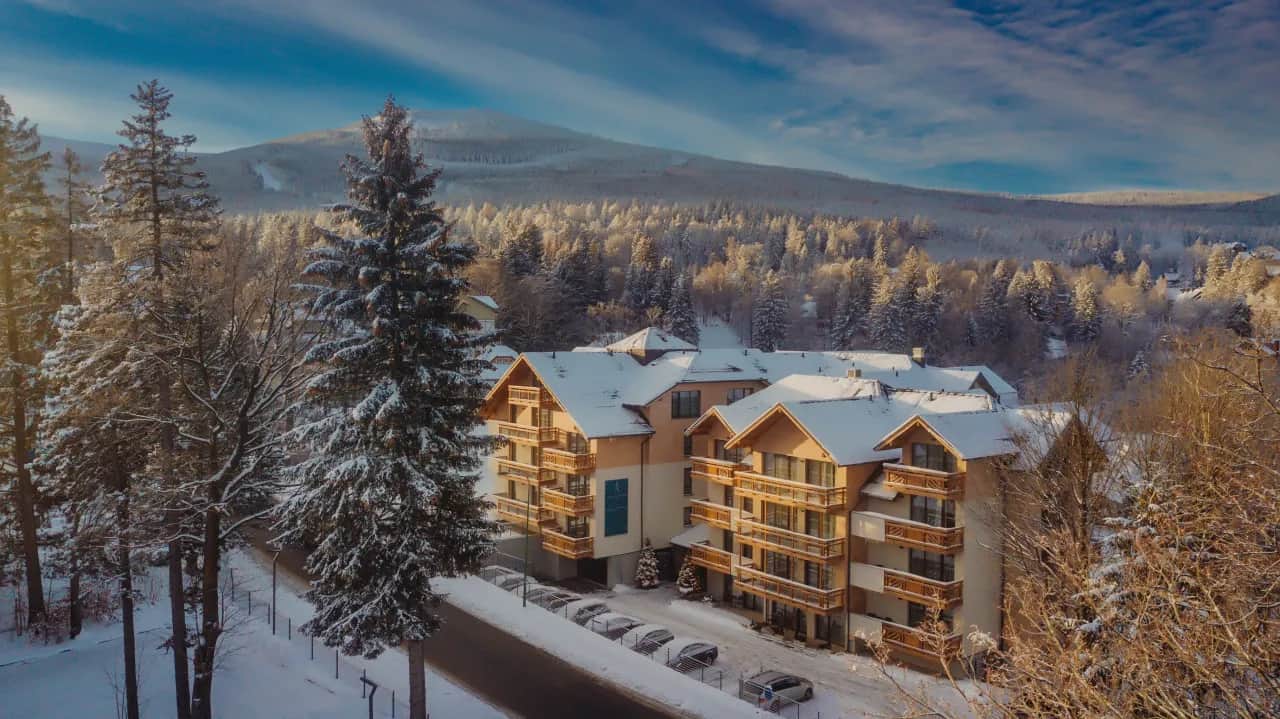 Aparthotel vs hotel: kluczowe różnice. Co wybrać na Twój wyjazd?