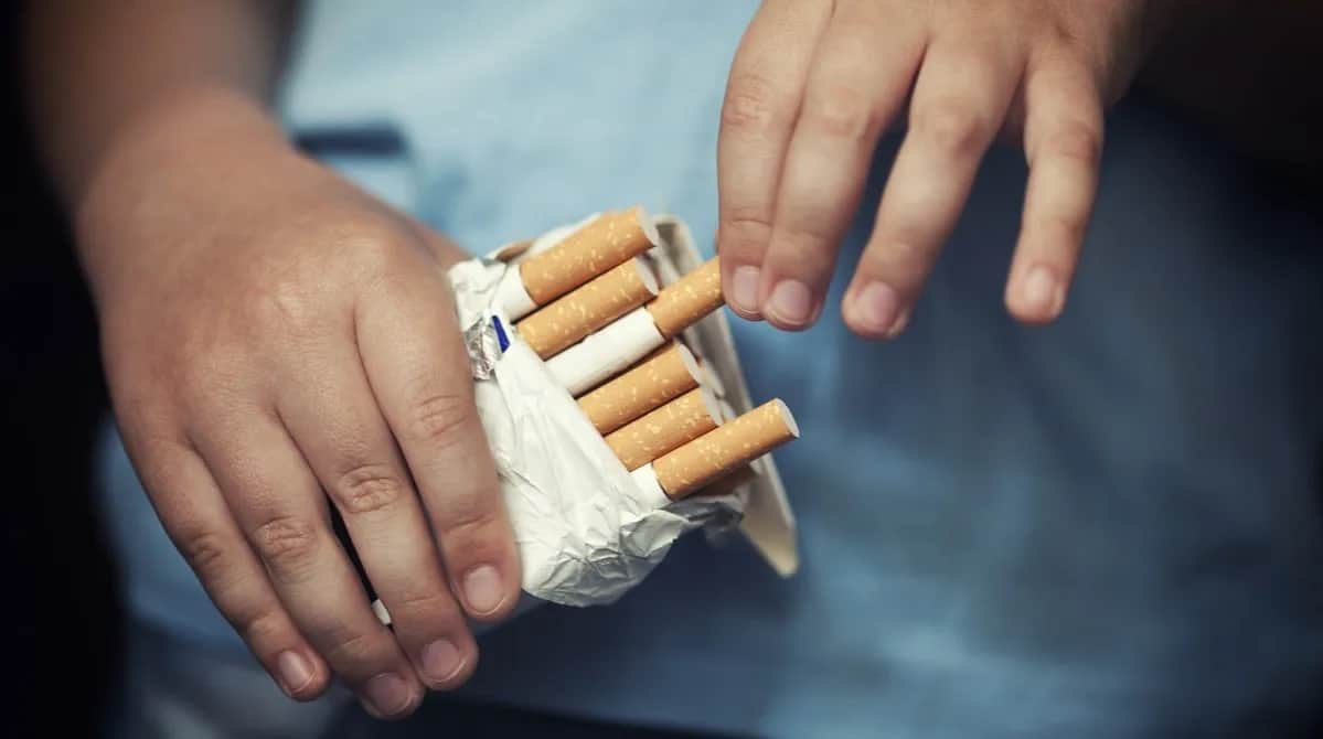 Palenie w hotelu? Poznaj kary, czujniki i uniknij problemów!