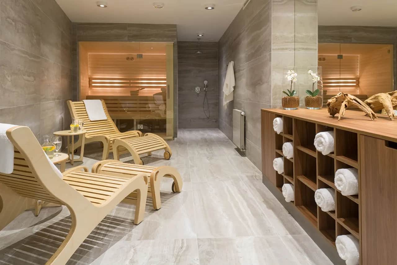 Sauna w hotelu: Jak korzystać, by czuć się komfortowo i bez gaf?